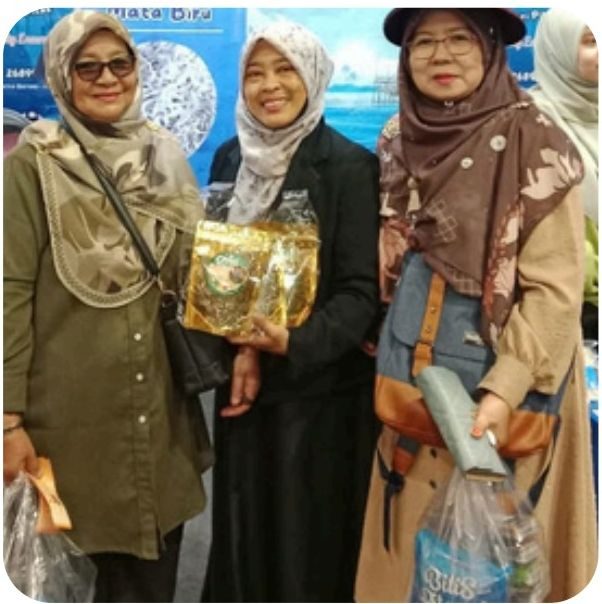Pelanggan membawa pulang produk Crispy Sambal Garing