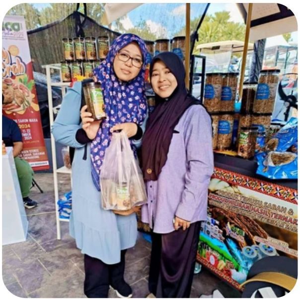 Booth produk DMJ bersama pengunjung di sebuah ekspo