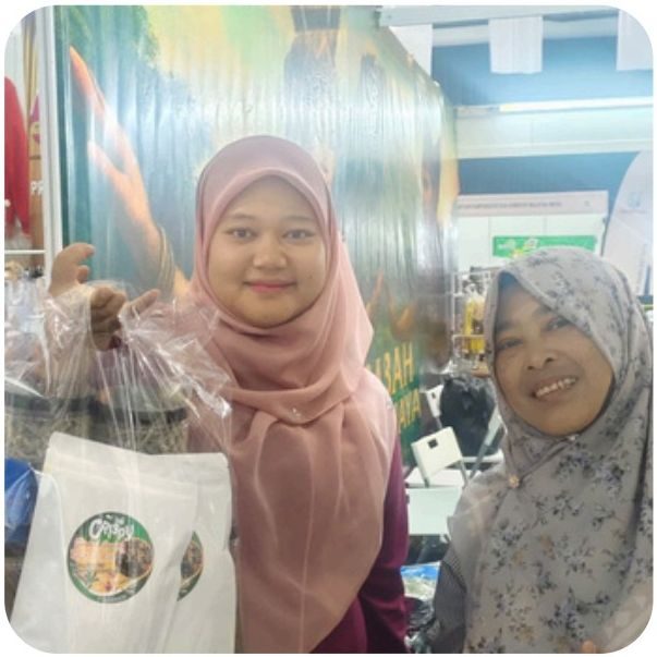Pengunjung menerima pesanan produk di ruang pameran